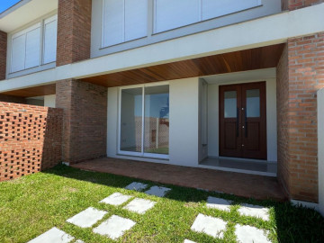 Sobrado 2 dormit�rios a poucos metros do mar